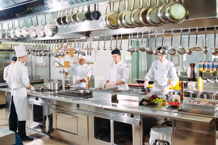 cuisine d'un restaurant pendant le service