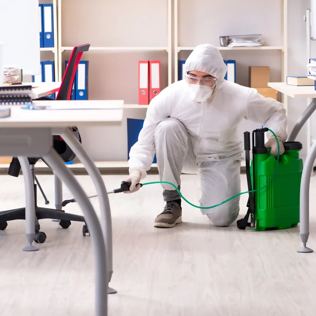 DEPA Environnement : Service Hygiène 3d à Lille vue d'un opérateur en intervention de désinfection